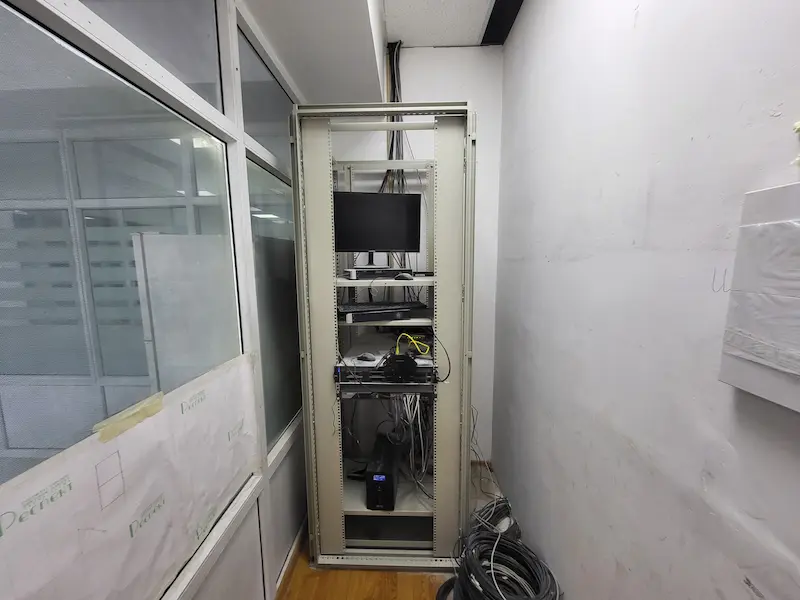 Кеңсе инфрақұрылымын жаңарту: серверлік бөлмені аудиттеу, тазалау және 40 пайдаланушыға арналған LAN/Wi-Fi желісін дайындау (1-бөлім)